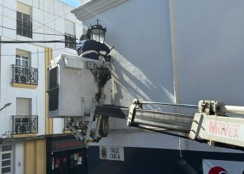 El Ayuntamiento avanza en su plan de eficiencia energética instalando luminarias de bajo consumo en calle Chica