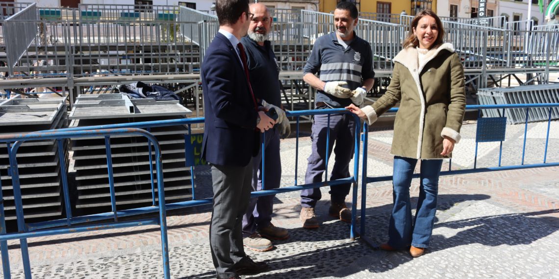 El Ayuntamiento inicia el montaje de la tribuna y del resto de la carrera oficial de la Semana Santa
