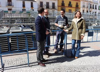 El Ayuntamiento inicia el montaje de la tribuna y del resto de la carrera oficial de la Semana Santa