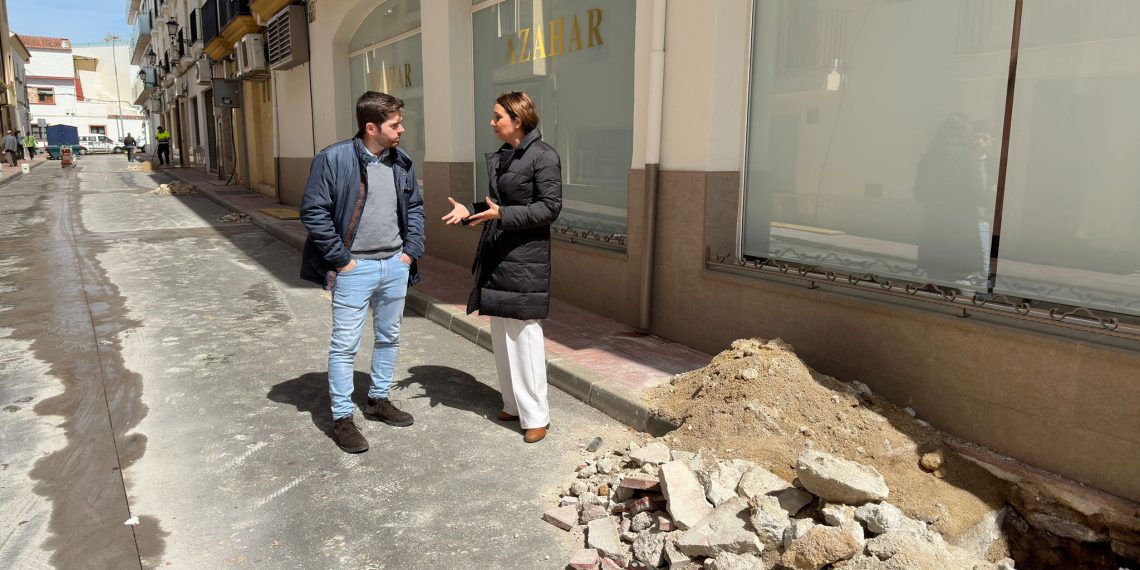 El Ayuntamiento y Aqualia realizan obras de emergencia para mejorar el abastecimiento y saneamiento en la calle Serrato