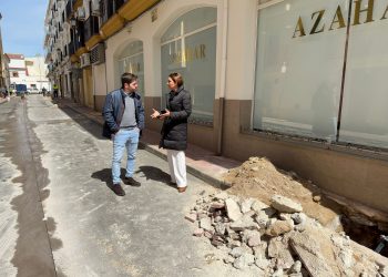 El Ayuntamiento y Aqualia realizan obras de emergencia para mejorar el abastecimiento y saneamiento en la calle Serrato