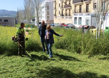 El Ayuntamiento refuerza las labores de desbroce en todas las barriadas de Ronda durante los próximos cuatro meses