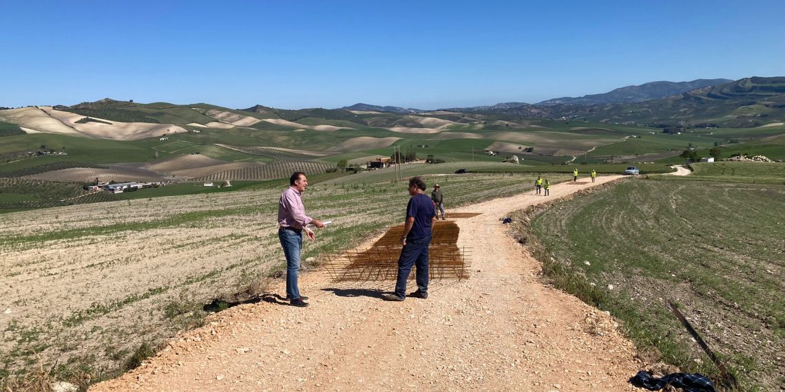 El Ayuntamiento avanza en la mejora de los caminos rurales con el hormigonado del vial de La Jiscana en Los Villalones