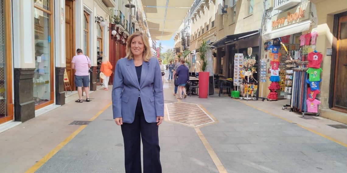 El Ayuntamiento inicia la colocación de los toldos que darán sombra en la calle Espinel durante los meses de verano