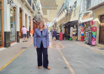 El Ayuntamiento inicia la colocación de los toldos que darán sombra en la calle Espinel durante los meses de verano