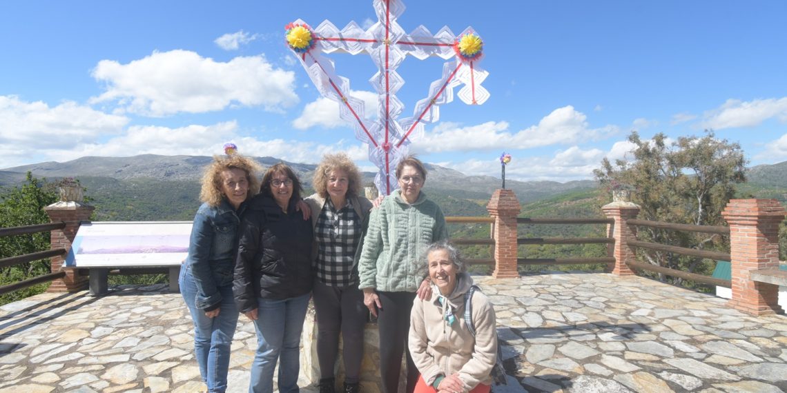 Pujerra vuelve a ‘vestir’ la Cruz