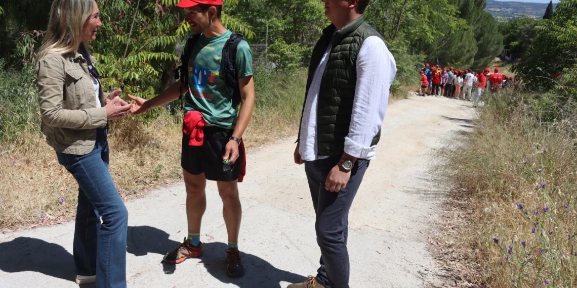 El Ayuntamiento y el I.E.S. ‘Rodríguez Delgado’ promueven una jornada de concienciación medioambiental limpiando el parque periurbano