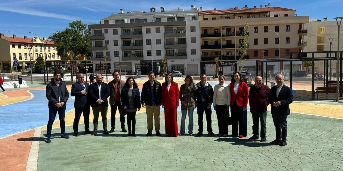 Abre al público el nuevo espacio de uso comercial y de ocio desarrollado en los terrenos de la antigua piscina municipal de Ronda