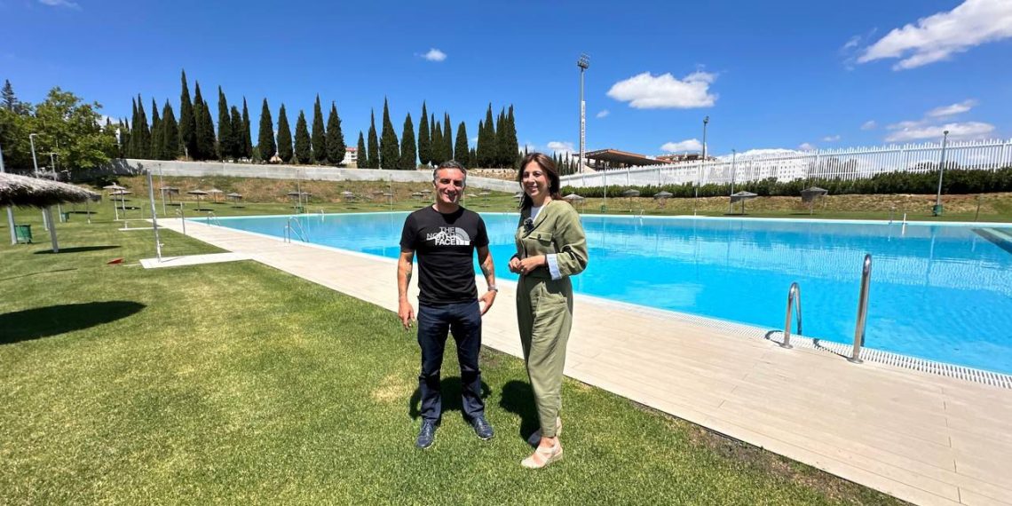 El Ayuntamiento avanza en la puesta a punto de la piscina municipal ‘Manolo López’ de cara a su apertura el viernes 14 de junio