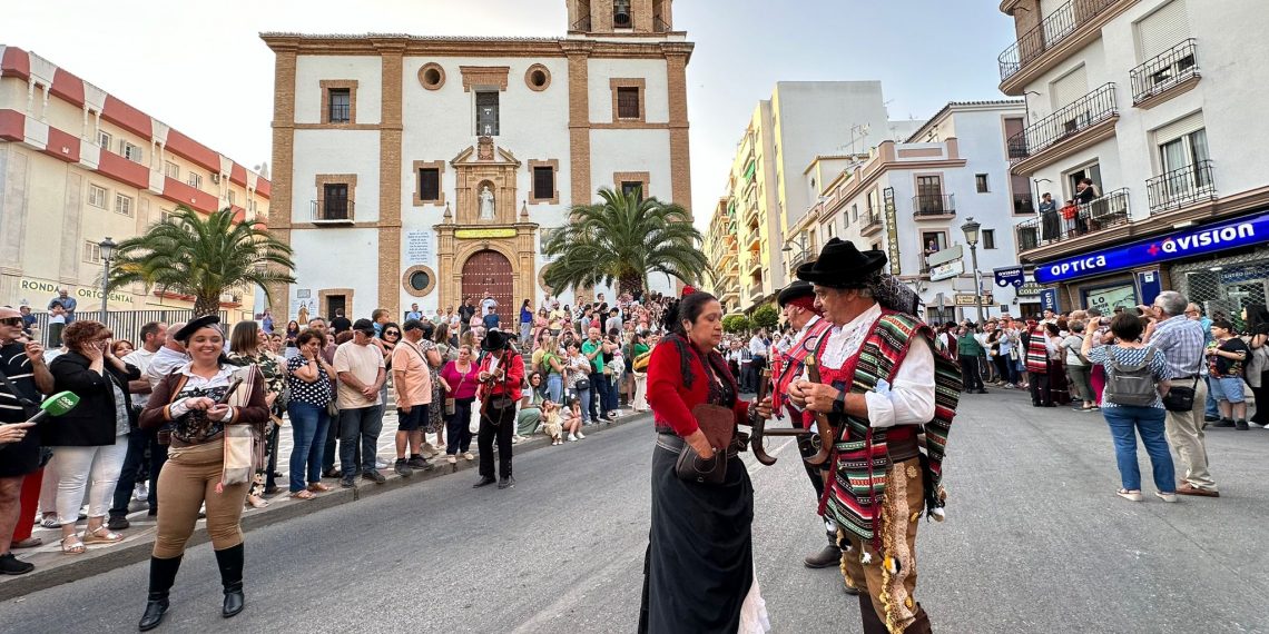 El pasacalle de Ronda Romántica da el pistoletazo de salida a los actos centrales de la fiesta