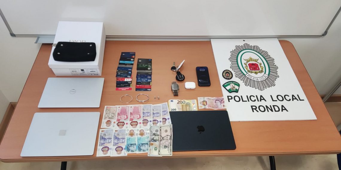 Agentes de la Policía Local detienen en Ronda a un joven que robó un coche, relojes y joyas en Casares valorados en más de 100.000 euros