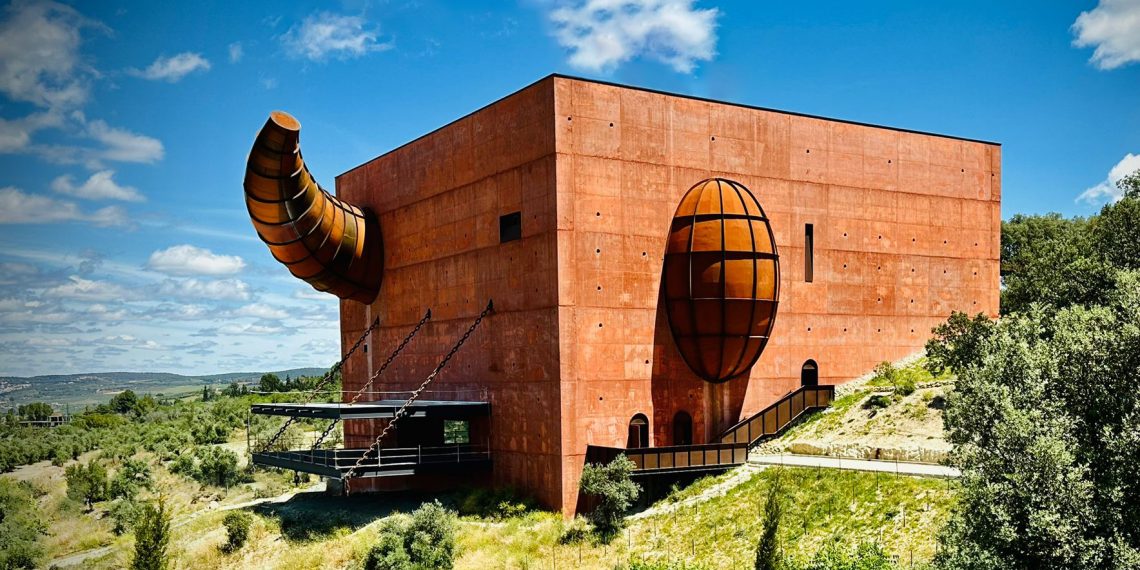 La Almazara diseñada por Starck se inaugurará en octubre