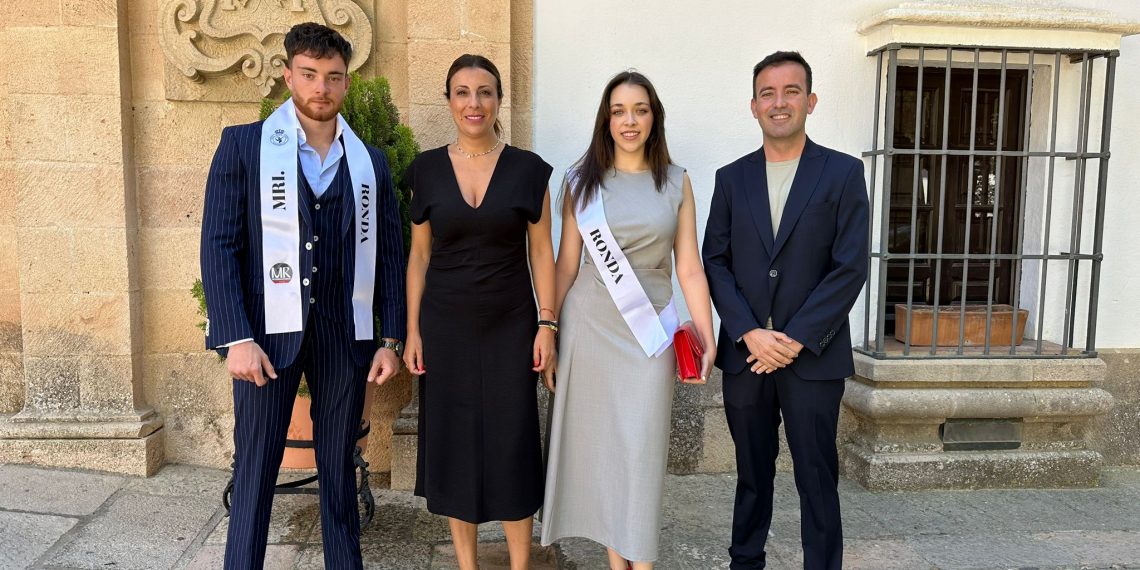 La alcaldesa de Ronda recibe a los candidatos de la ciudad en el certamen Míster Internacional Málaga y Miss Mundo Málaga