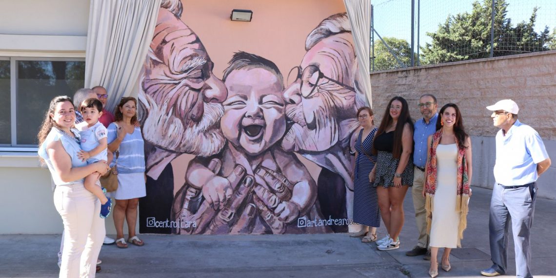El Centro Ícara homenajea a los abuelos y abuelas de Atención Temprana con un mural de la artista Andrea Rosado