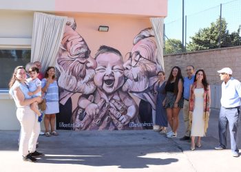 El Centro Ícara homenajea a los abuelos y abuelas de Atención Temprana con un mural de la artista Andrea Rosado