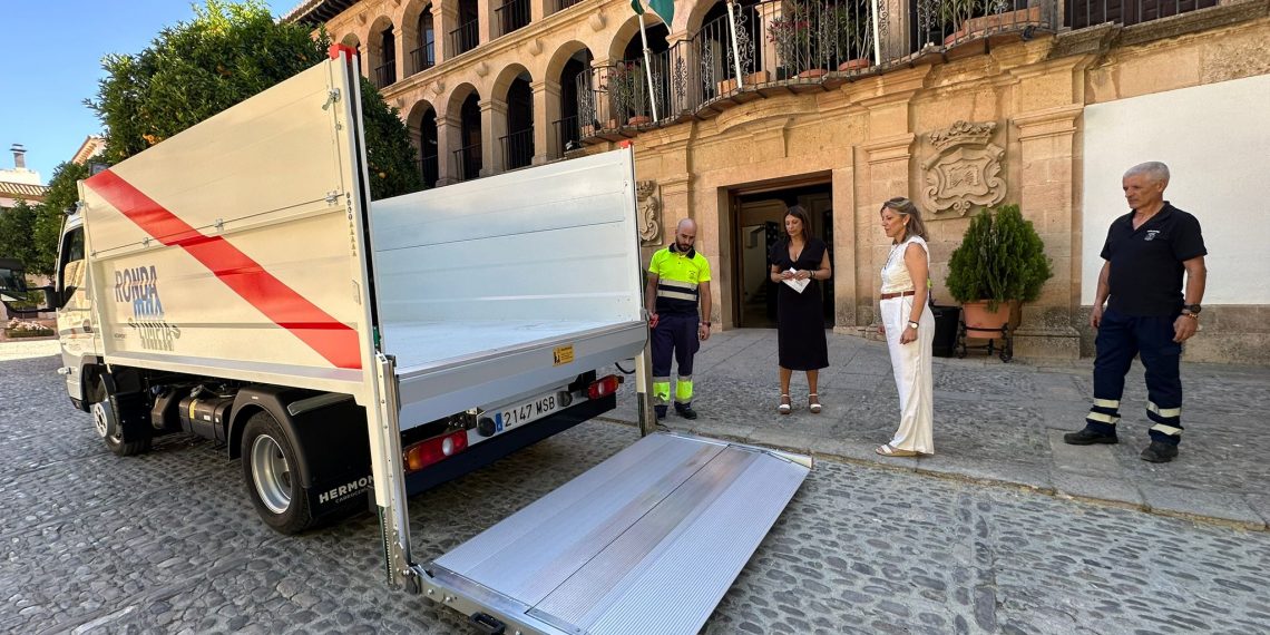El Ayuntamiento refuerza el servicio de limpieza con un nuevo camión para la recogida de enseres