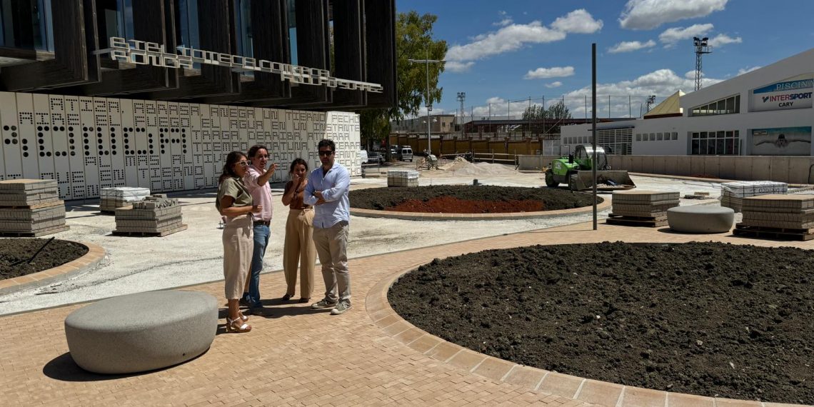 Las obras de la plaza de la Biblioteca Comarcal ‘Adolfo Suárez’ ya están al 50% de ejecución