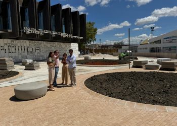 Las obras de la plaza de la Biblioteca Comarcal ‘Adolfo Suárez’ ya están al 50% de ejecución