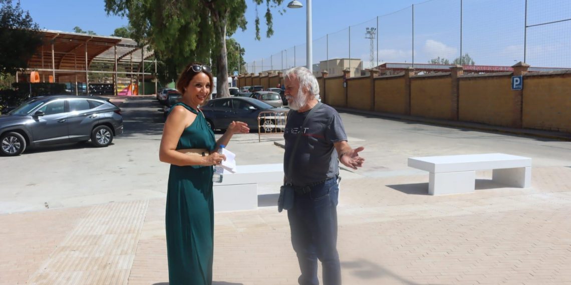 El Ayuntamiento reestructurará la calle Guadalcobacín, aumentando las zonas peatonales, creando ‘islas vegetales’ y dejando un solo sentido de circulación de vehículos