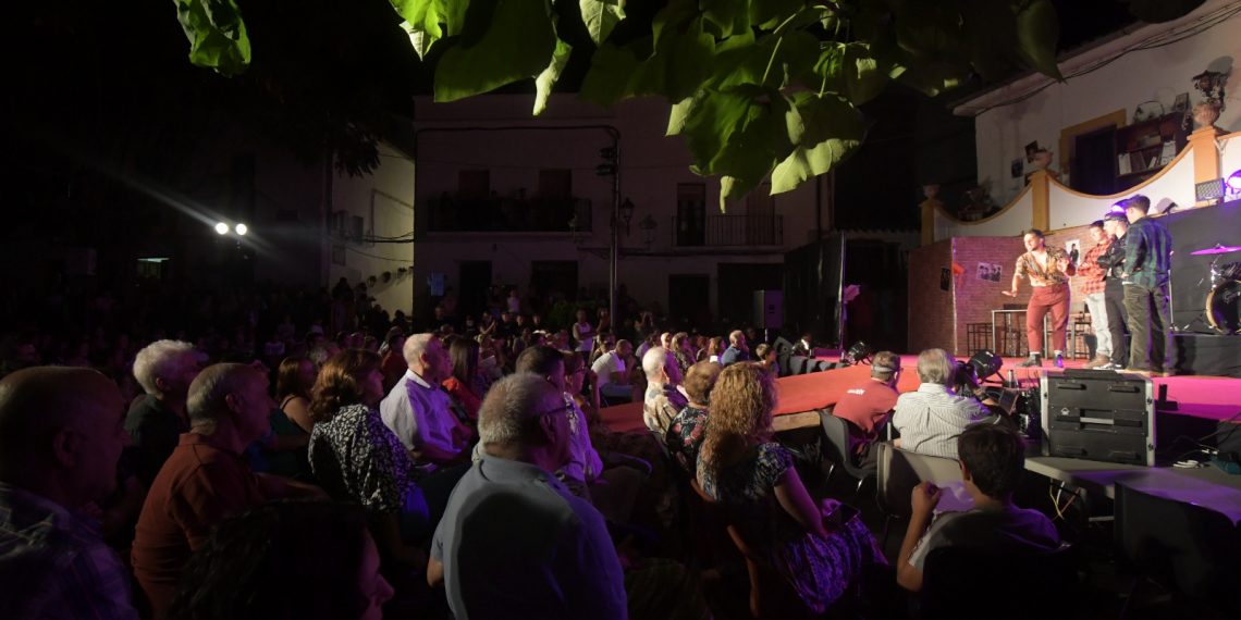 Vecinos y vecinas de Benadalid preparan un nuevo tribunto musical