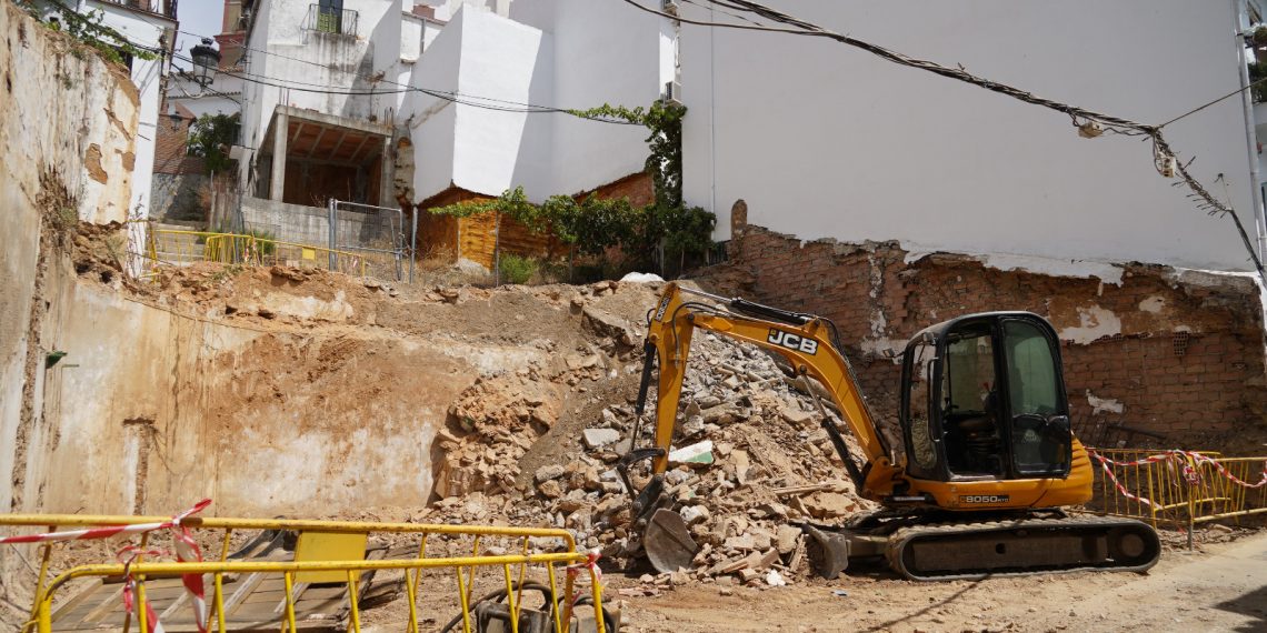 Algatocín acondiciona un solar para crear aparcamientos