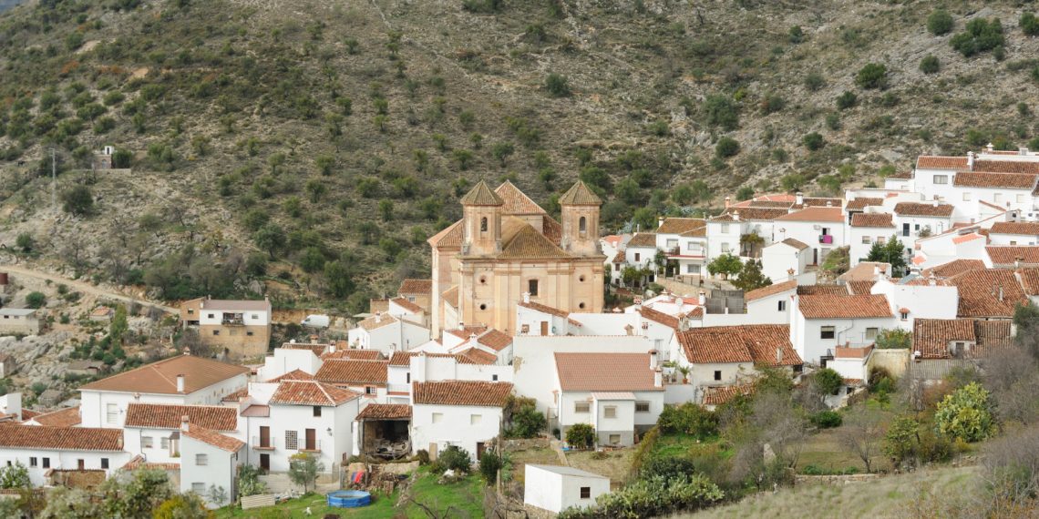 La Diputación destina a Alpandeire 78.000 euros para la mejora del polideportivo municipal y el arreglo de un camino rural