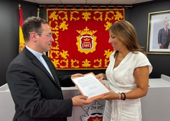 Entregan más de mil firmas en el Ayuntamiento solicitando que se nombre ‘Hijas Adoptivas’ a la Comunidad de Carmelitas Descalzas de Ronda