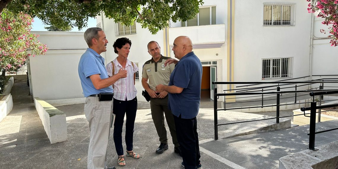 El Ayuntamiento y representantes de Medio Ambiente visitan la Casa de la Juventud para impulsar su conversión en la sede administrativa del Parque Nacional Sierra de las Nieves