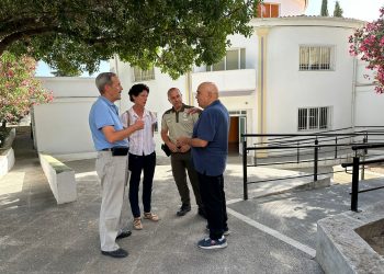 El Ayuntamiento y representantes de Medio Ambiente visitan la Casa de la Juventud para impulsar su conversión en la sede administrativa del Parque Nacional Sierra de las Nieves