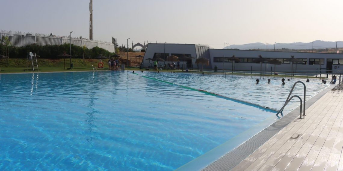La temporada de baño en la piscina municipal Manolo López supera los 30.000 usuarios
