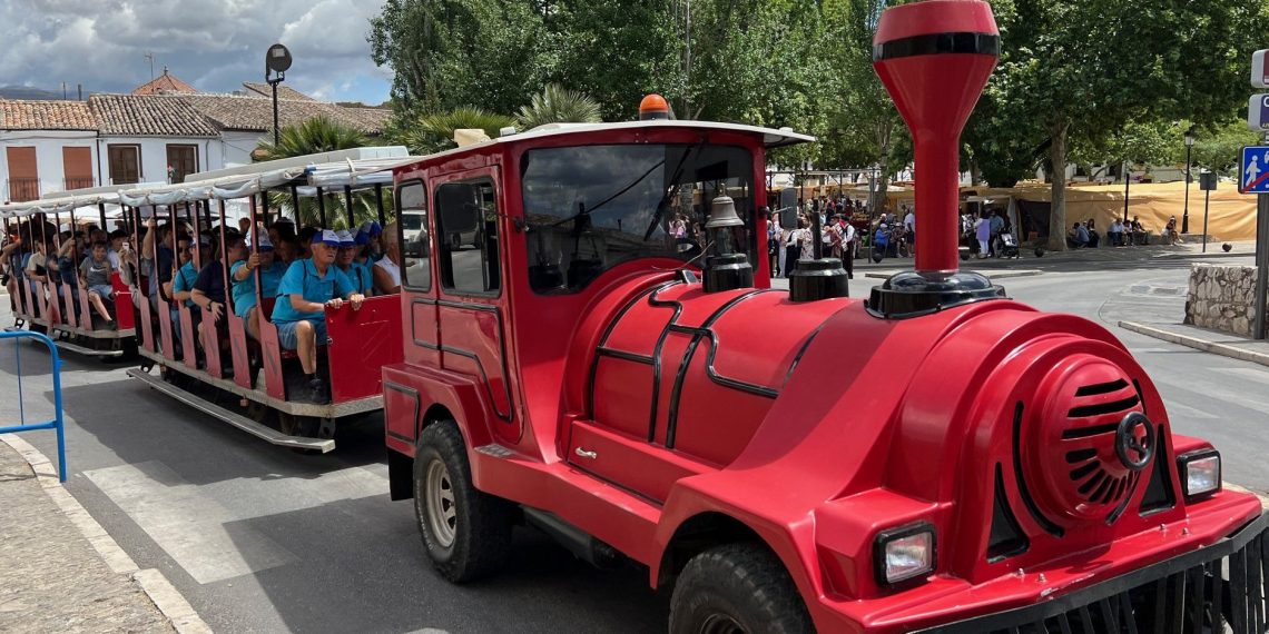 El Ayuntamiento refuerza el servicio de transporte público de cara a la feria, ampliando líneas de autobús y redistribuyendo el paso del trenecito