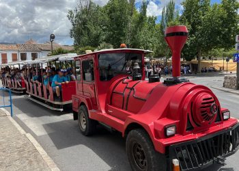 El Ayuntamiento refuerza el servicio de transporte público de cara a la feria, ampliando líneas de autobús y redistribuyendo el paso del trenecito
