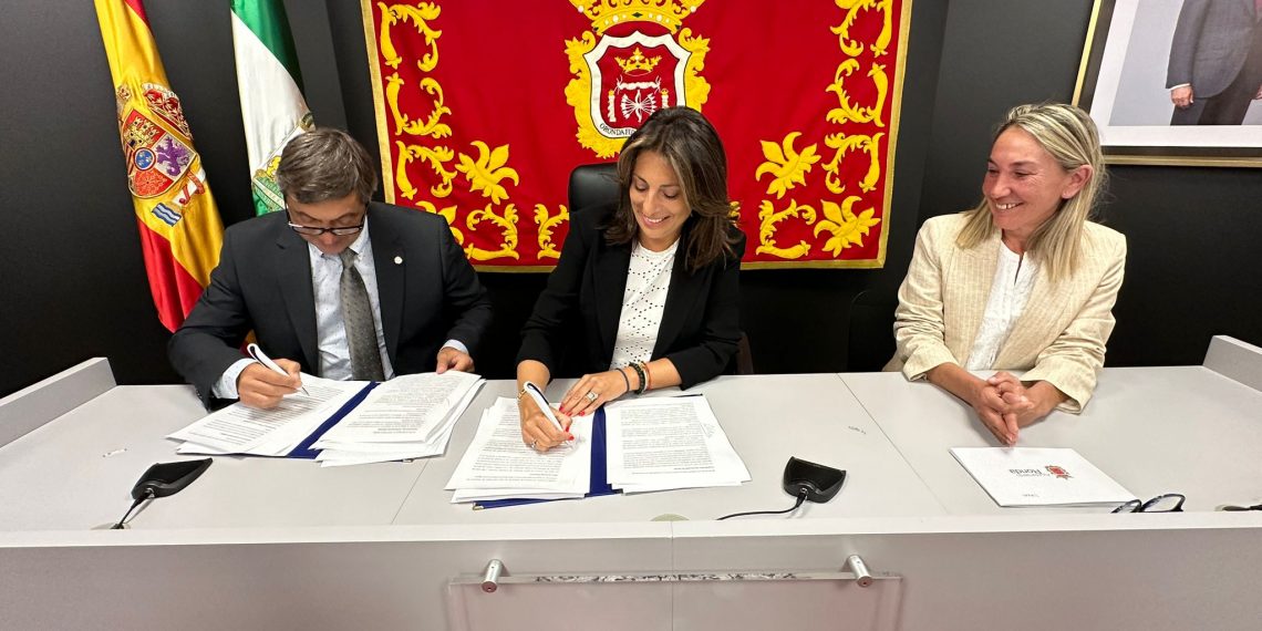 Ayuntamiento y Universidad de Málaga firman el convenio que permitirá avanzar en la implantación del grado de Fisioterapia en la ciudad