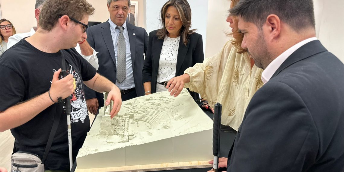 El Museo de Ronda estrena un mapa interactivo que fomenta el conocimiento de Acinipo a personas con discapacidad visual