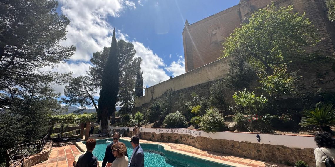 El Ayuntamiento anuncia ayudas de la Junta de Andalucía a los comercios turísticos para implementar medidas contra la sequia