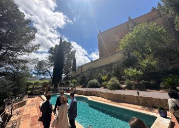 El Ayuntamiento anuncia ayudas de la Junta de Andalucía a los comercios turísticos para implementar medidas contra la sequia