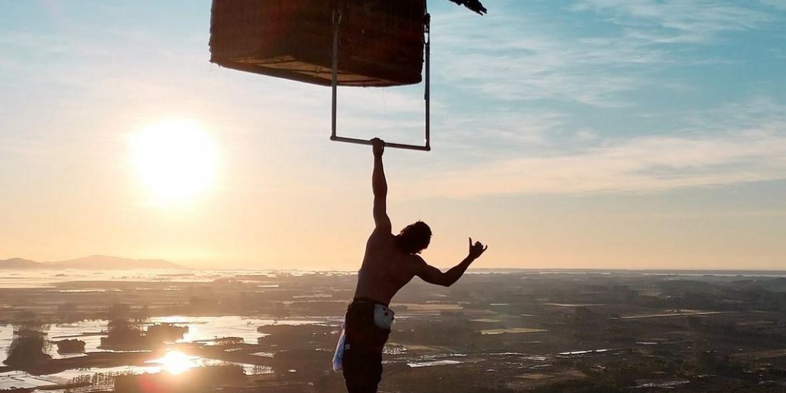 El influencer Gero Arias hará mañana el reto viral de 300 dominadas suspendido en el arco central del Puente Nuevo