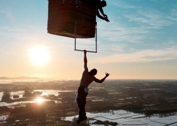 El influencer Gero Arias hará mañana el reto viral de 300 dominadas suspendido en el arco central del Puente Nuevo