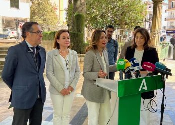 La Junta de Andalucía y el Ayuntamiento acuerdan ampliar el servicio de transporte escolar a los institutos