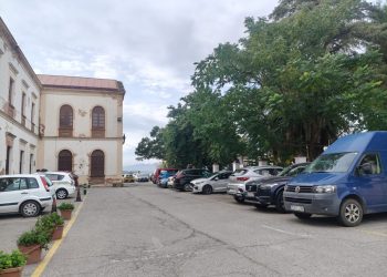 El Ayuntamiento garantiza al aparcamiento para los residentes en la ciudad