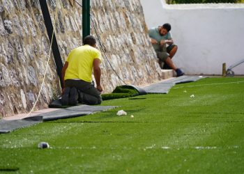 Alpandeire instala césped artificial en sus instalaciones polideportivas