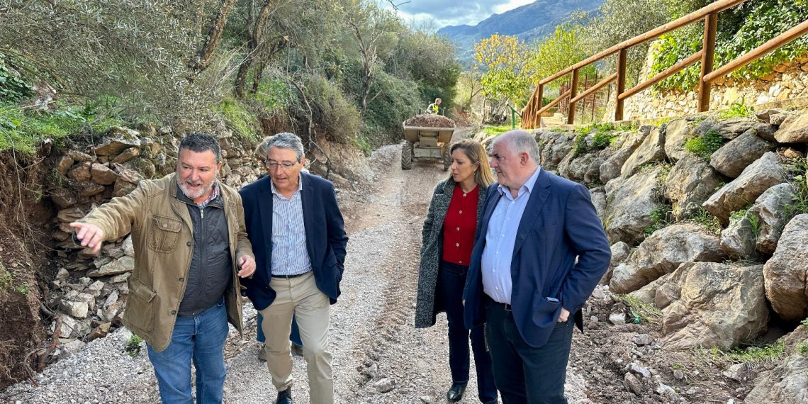 Salado visita Jimera de Líbar y Cortes de la Frontera para evaluar los efectos de la DANA