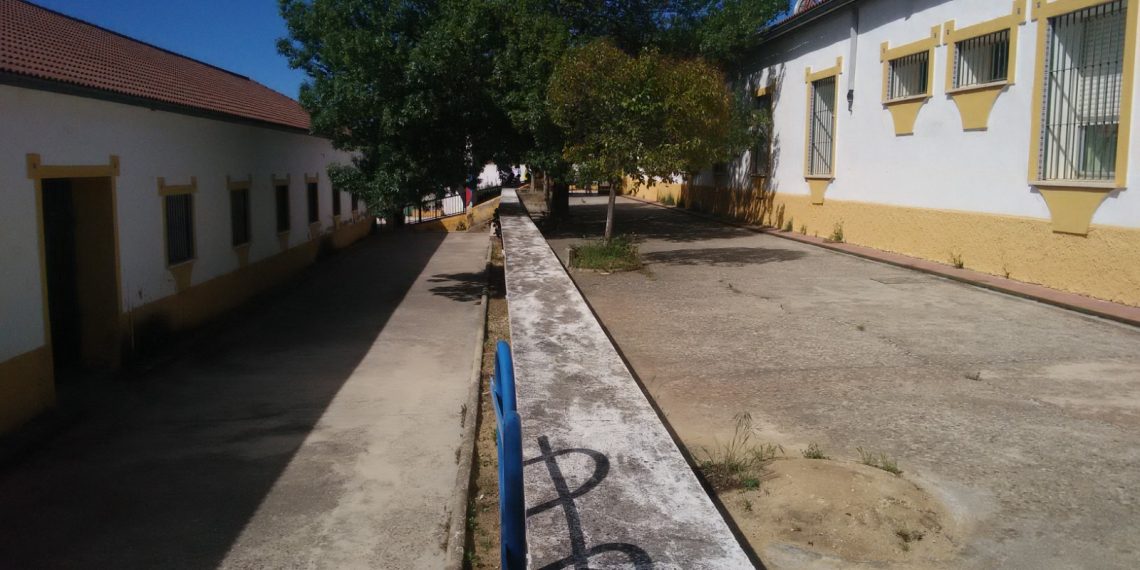 Educación destina más de 443.000 euros a las obras de reconstrucción de muros en el IES Rodríguez Delgado