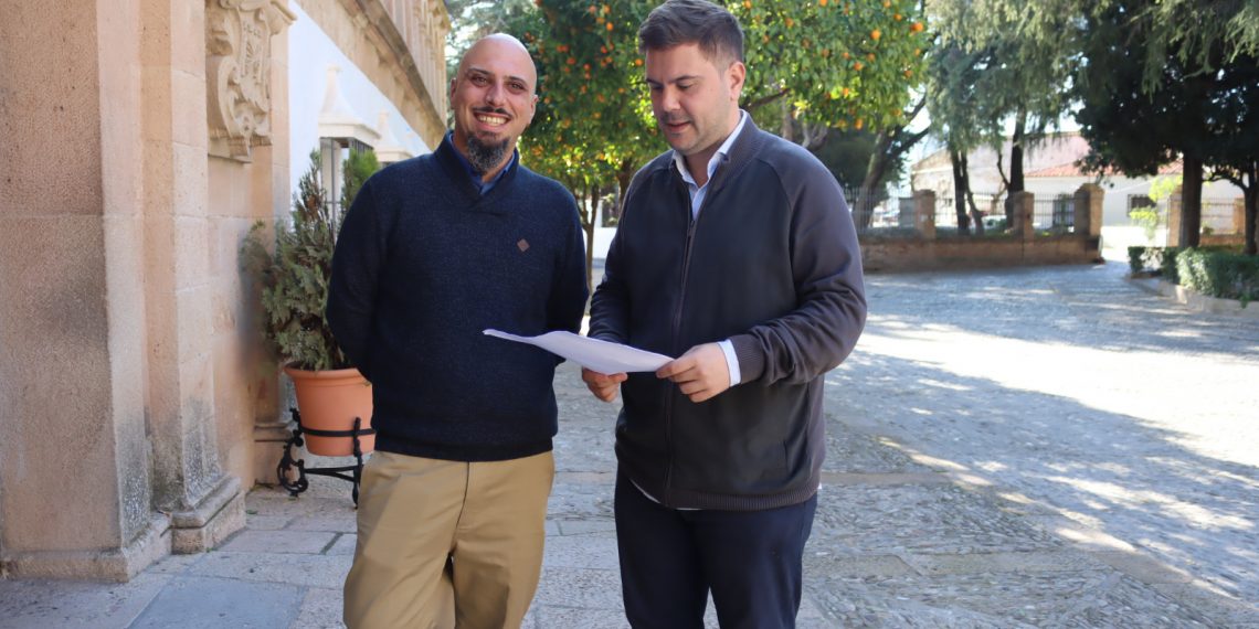 Ronda celebra un mercadillo artesanal navideño en el Convento de Santo Domingo, organizado por la asociación ‘Artificios’ y el Ayuntamiento