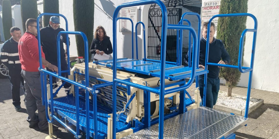 El cementerio de San Lorenzo estrena máquina porta féretros