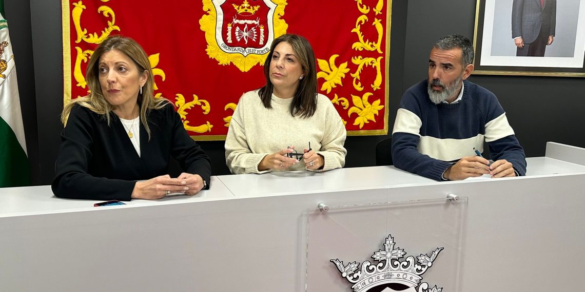 Hasta 70 establecimientos de Ronda participan en una campaña de recogida de vidrio puerta a puerta