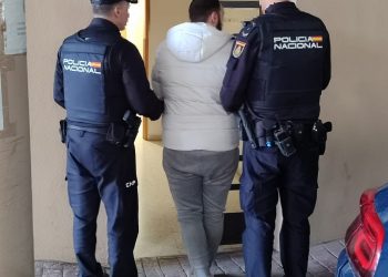 La Policía Nacional detiene a un hombre que golpeó a otro con un bate de béisbol por llamar la atención a un menor que tiraba piedras contra su casa