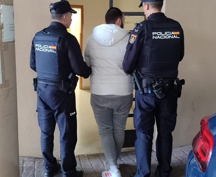 La Policía Nacional detiene a un hombre que golpeó a otro con un bate de béisbol por llamar la atención a un menor que tiraba piedras contra su casa