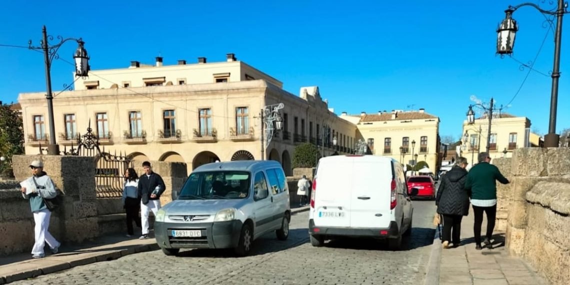 Tráfico aclara varias cuestiones sobre la nueva regulación del tráfico en el eje Armiñán-Puente Nuevo