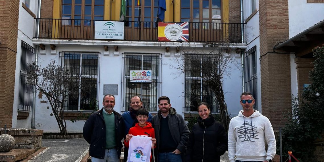 Dos estudiantes de Ronda reciben su premio del Concurso Digital de Aqualia para concienciar sobre la protección de la biodiversidad